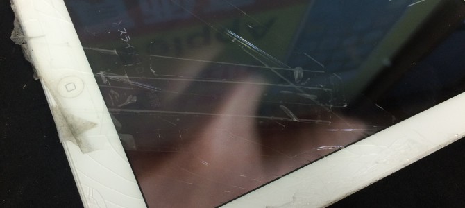 ◆加古川市よりiPad4 ガラス割れ&ドックコネクター修理 -2015 4/26-