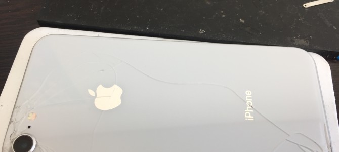 ◆加古川市よりiPhone8 背面ガラス割れ -2019 11/29-