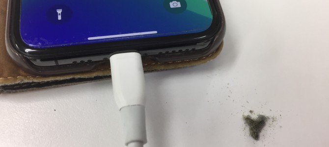 ◆加古川市よりiPhone XS 充電不良→無料クリーニング -2019 12/4-