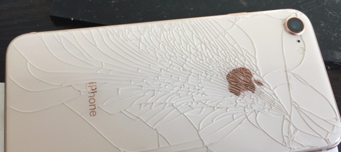 ◆加古川市よりiPhone8 背面ガラス割れ -2020 1/4-