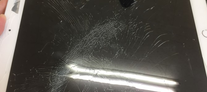 ◆加古川市よりiPad8世代 ガラス割れ -2022 9/21-