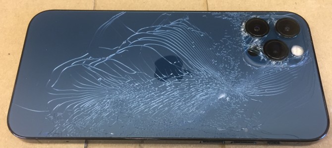 ◆加古川市よりiPhone12 Pro 背面ガラス割れ -2022 10/20-