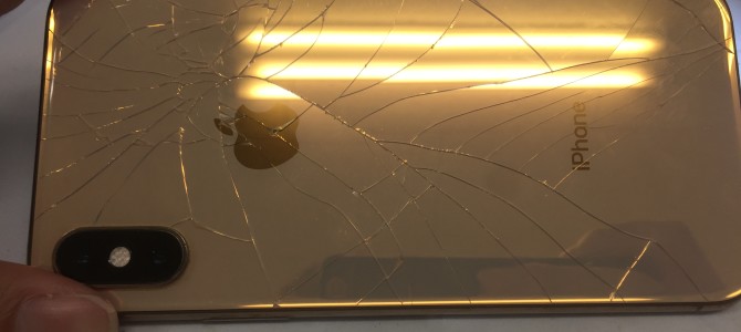 ◆高砂市よりiPhone XS 背面ガラス割れ -2022 10/6-