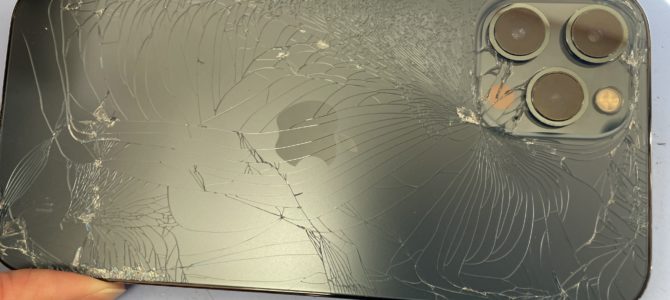 ◆明石市よりiPhone12ProMax 背面ガラス割れ -2023 11/28-