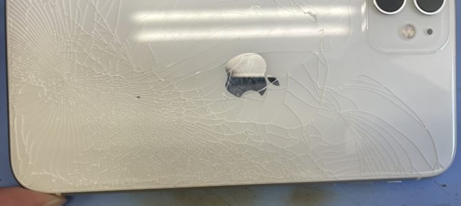 ◆加古川市よりiPhone11 背面ガラス割れ -2025 9/2-