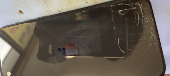 ◆小野市よりiPhone SE2 背面ガラス割れ -2025 9/23-