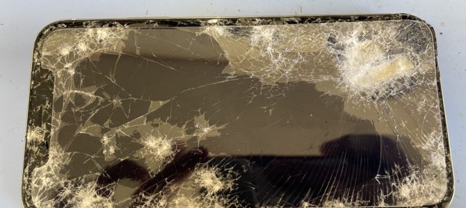 ◆高砂市よりiPhone11 大破した端末からのデータ取り出し -2025 11/23-