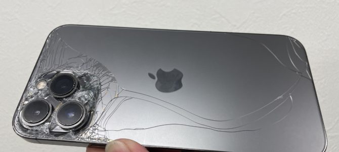 ◆加古川市よりiPhone13ProMax 背面ガラス割れ -2025 12/2-